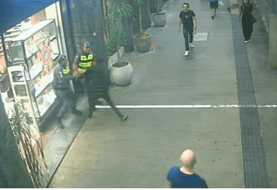 Rapaz tenta roubar arma de PM na avenida Paulista (SP); veja vídeo