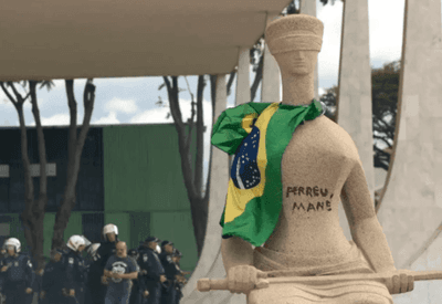 Alexandre de Moraes vota para condenar mulher que pichou estátua a 14 anos de prisão
