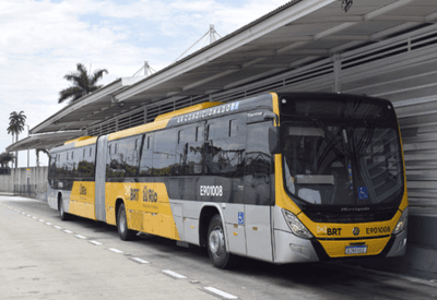 Adolescente morre atropelada por carro oficial em pista do BRT no Rio
