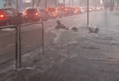 VÍDEO: motoqueiro é arrastado pelas chuvas na Avenida Rebouças, em São Paulo