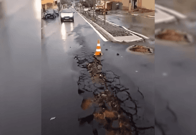 Forte chuva arrasta motos e forma buracos em Uberaba (MG)