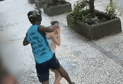 Jovem é agredida a socos por motoqueiro em calçada de Copacabana, no Rio