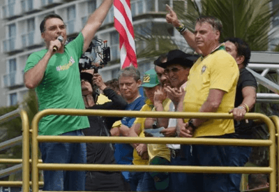 Flávio Bolsonaro fala em derrotar o "alexandrismo" durante manifestação no Rio