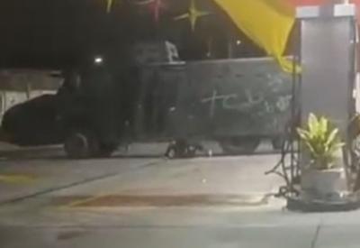 "Caveirão" é pichado no Rio com policiais militares dentro
