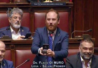 Na Itália, parlamentar interrompe sessão e pede noiva em casamento