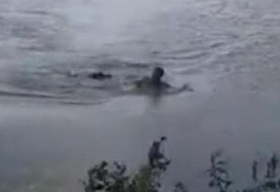 Nadador é atacado por jacaré após se arriscar em lago proibido
