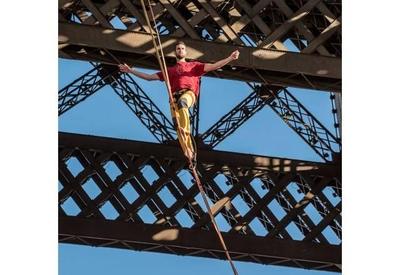 Em Paris, Nathan Paulin se equilibra entre Torre Eiffel e Teatro Chaillot