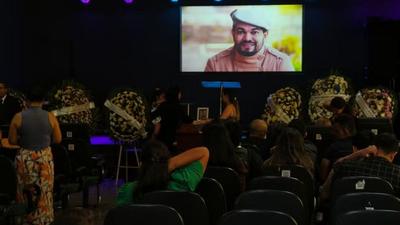 Cantor gospel é velado após naufrágio em Manaus; 5 ainda estão desaparecidos