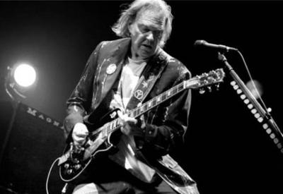 Neil Young cancela show e critica grandes concertos na pandemia