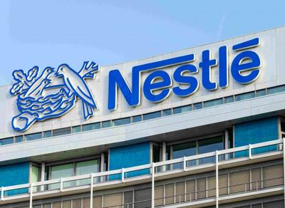 Anvisa proíbe venda de alguns lotes de fórmula infantil da Nestlé no Brasil; empresa convoca recall