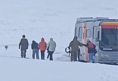 Brasileiros são resgatados após nevasca bloquear estradas no Atacama