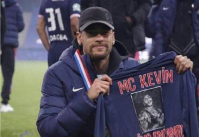 Neymar faz homenagem a MC Kevin em campo, na Copa da França