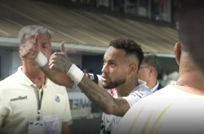 Neymar discute com torcedor após empate do Santos na Sul-Americana: “Eu sou mimado?”