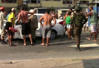 No Rio, 10 militares são presos após fuzilar com 80 tiros o carro de família