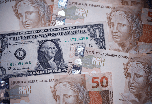 Dólar fecha abaixo de R$ 5 e acumula queda de 0,56% na semana
