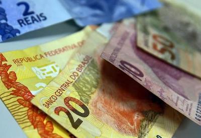 Bolsonaro anuncia salário mínimo de R$ 1.212 e MP para dívidas do Fies