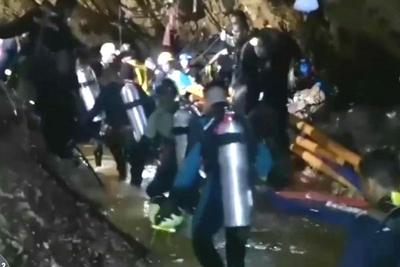 Novas imagens mostram resgate de meninos em caverna na Tailândia