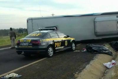 Nove pessoas morrem em acidente com ônibus e dois carros no Paraná