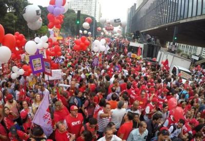 Novo salário mínimo anunciado por Lula recebe críticas da CUT