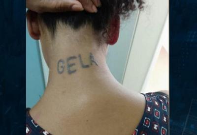 Criminoso obriga mulher a tatuar o nome do agressor no corpo