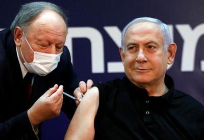 Primeiro-ministro de Israel, Benjamin Netanyahu toma vacina da Pfizer
