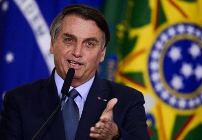 Bolsonaro: "Não é mais fácil e barato investir na cura do que na vacina?"
