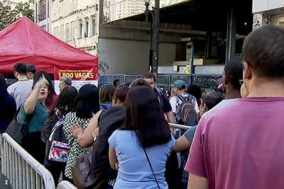 Oferta de trabalho reúne multidão no Centro da capital paulista