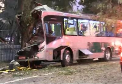 Ônibus bate em árvore e deixa 20 pessoas feridas na zona sul de São Paulo