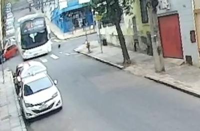 Perícia aponta falha mecânica em ônibus que desceu desgovernado no centro de Porto Alegre