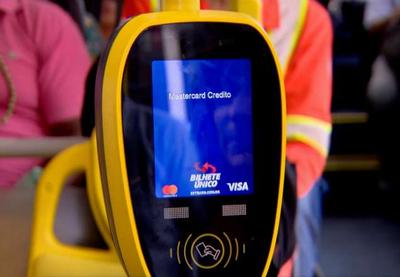 Ônibus começam a aceitar cartão de crédito como pagamento em SP