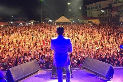 Ônibus de cantor sertanejo pega fogo