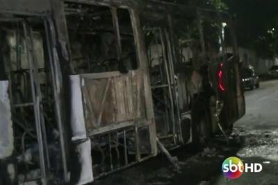 Ônibus e táxi são incendiados dentro do campus da USP