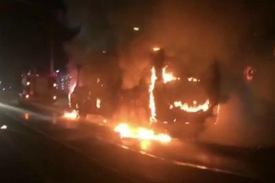Ônibus é invadido e incendiado por criminosos armados em SP