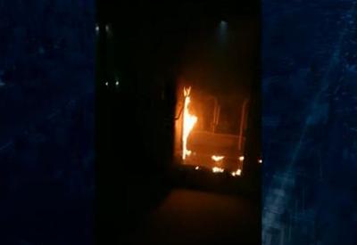 Ônibus é incendiado por 40 homens em São Paulo