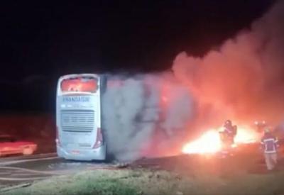 Ônibus de turismo com 32 passageiros pega fogo na PR-323, no Paraná