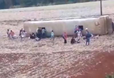 Colisão entre coletivo e carro deixa ao menos 40 feridos no Paraná