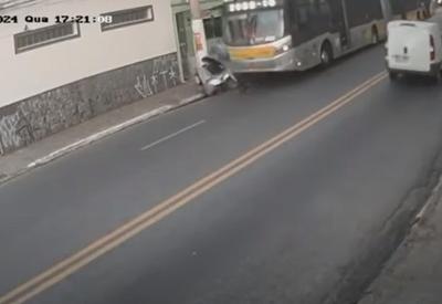 Vídeo: homem escapa de ser esmagado por batida de ônibus articulado em São Paulo