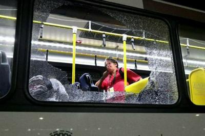 Ônibus que transportava a imprensa é atacado no Rio de Janeiro