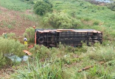 Ônibus de excursão que transportava 40 pessoas tomba no Rio Grande do Sul