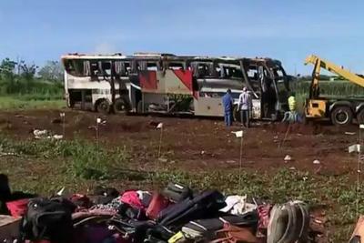 Ônibus sai da pista e mata sete pessoas no Paraná
