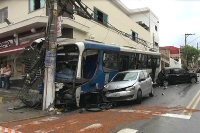 Ônibus sem freio bate em sete carros e fere nove pessoas em São Paulo