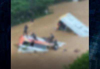 Tragédia em Petrópolis: ônibus ficam submersos com passageiros tentando se salvar