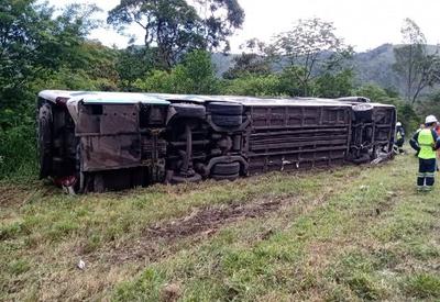 Acidente entre ônibus e caminhão deixa três mortos em rodovia de SP