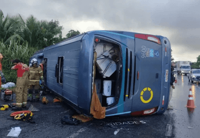 Ônibus tomba em rodovia e deixa um morto na Bahia