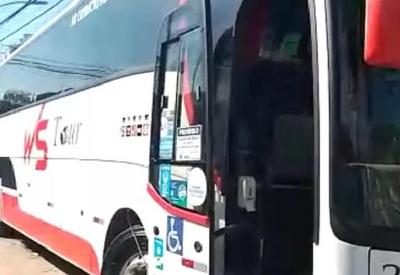 Ônibus com crianças fica no meio de tiroteio em comunidade do Rio