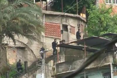 Operação da polícia tenta prender responsáveis por tiroteio no Rio 