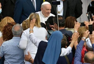 Papa recebe mensagens de bons votos e rápida recuperação do mundo inteiro