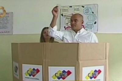 Oposição denuncia fraude em eleições para governadores na Venezuela