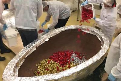 Ovo de Páscoa de 750 quilos é leiloado por fabricante de chocolate
