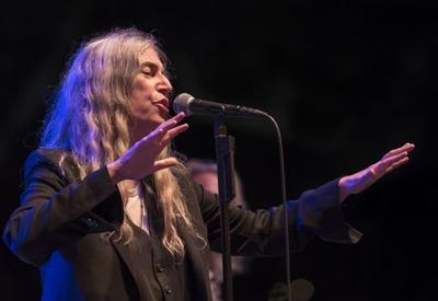 Patti Smith desmaia durante show em São Paulo e é socorrida no palco